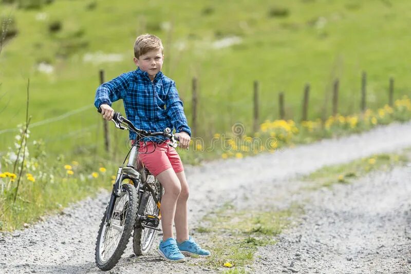 Мальчик сидит на велосипеде. Мальчик на велосипеде. Мальчишки на великах. Мальчики в шортиках на велосипеде. Велик для детей.