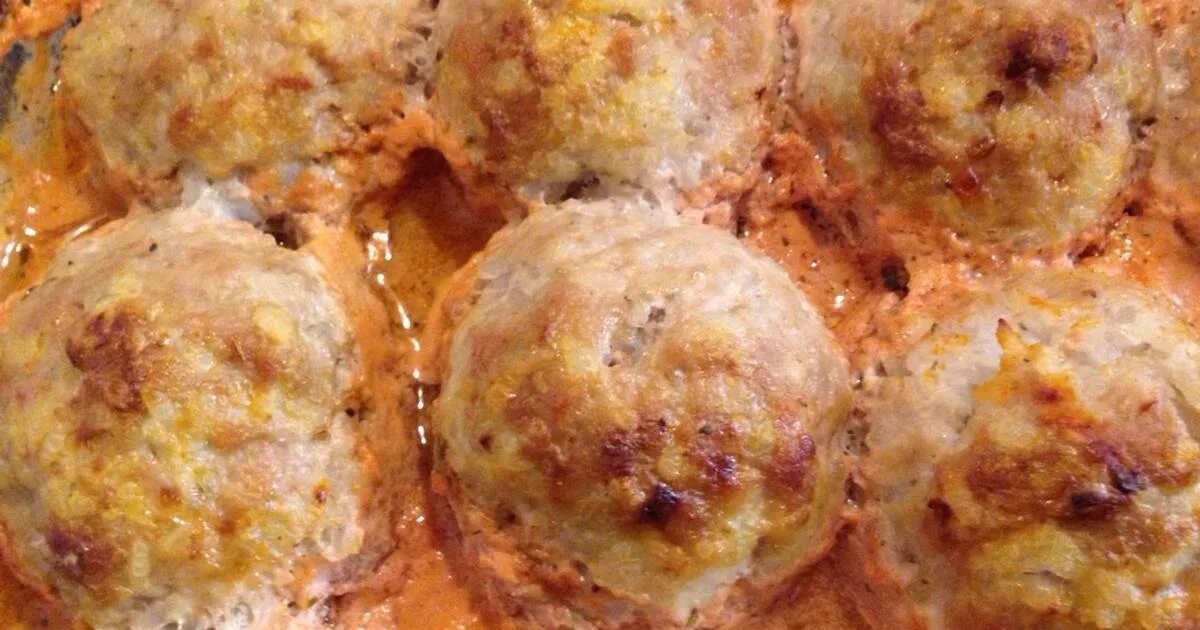 тефтельки в духовке с подливкой. ёжики из фарша с подливкой в духовке. мясные ежики. ёжики из фарша с рисом с подливкой в духовке с томатной пастой. ёжики из фарша с рисом с подливкой на сковороде.