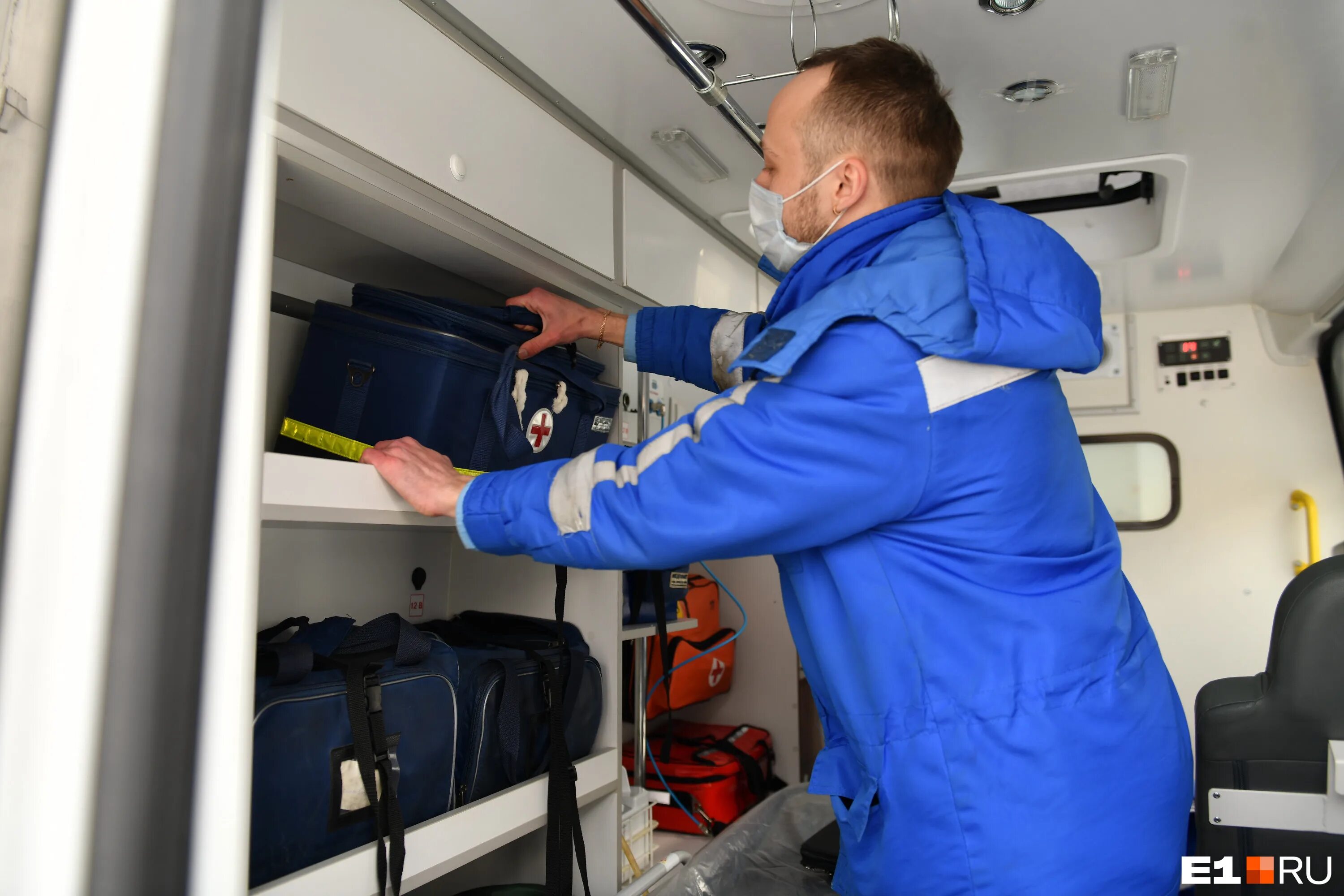 Фельдшер первой категории. Манипуляции фельдшера скорой помощи. Служба скорой помощи. Скорая медицинская помощь. Работники скорой помощи.