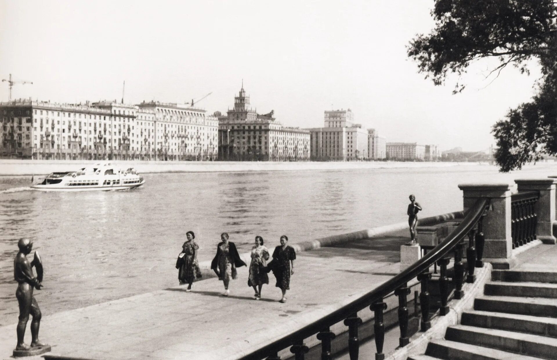 Москва 40 е. Парк Горького 1950-е Москва. Фрунзенская набережная 1950 год. Парк Горького Москва 1950. Парк Горького в СССР 1950.