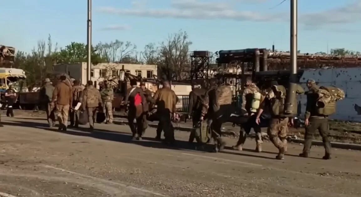Пленные боевики с азовстали. Азовсталь сдались в плен. Азовсталь сдались в плен. Азовсталь сдались в плен. Азовсталь сдались в плен.
