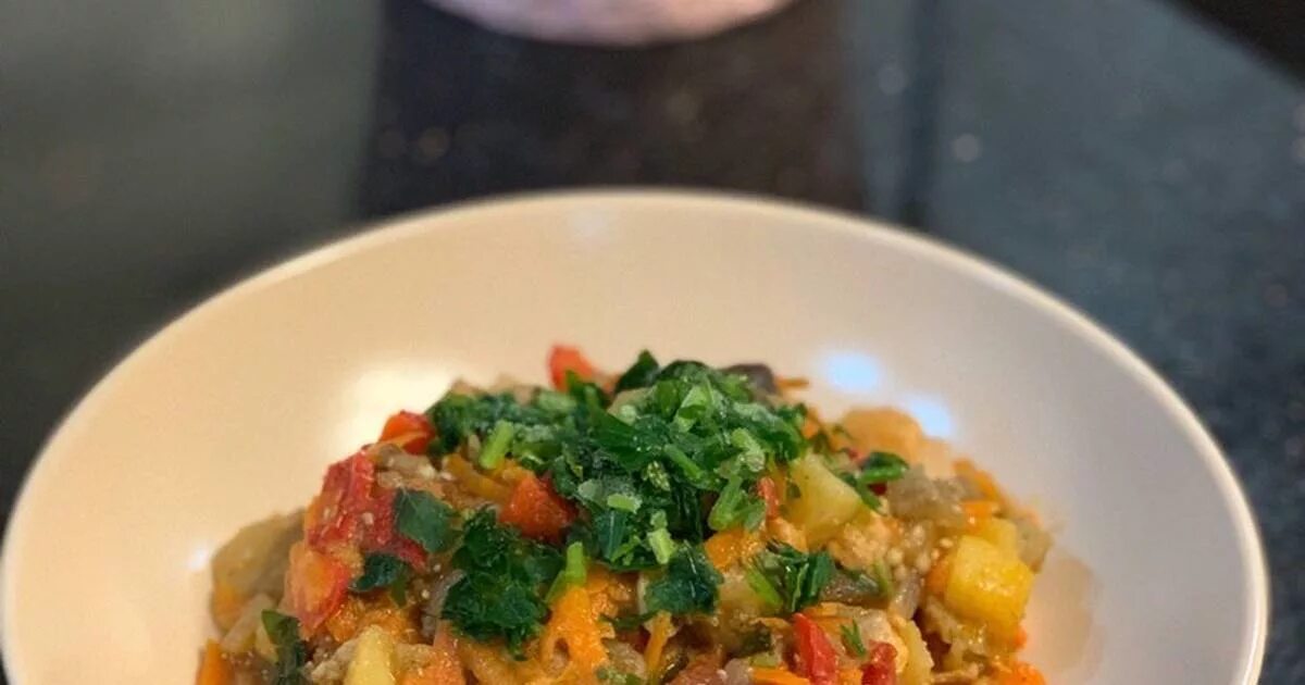 Овощное рагу с грудкой. Овощное рагу с куриной грудкой рецепт. Рагу. Овощное рагу с филе курицы. Курица с овощами.
