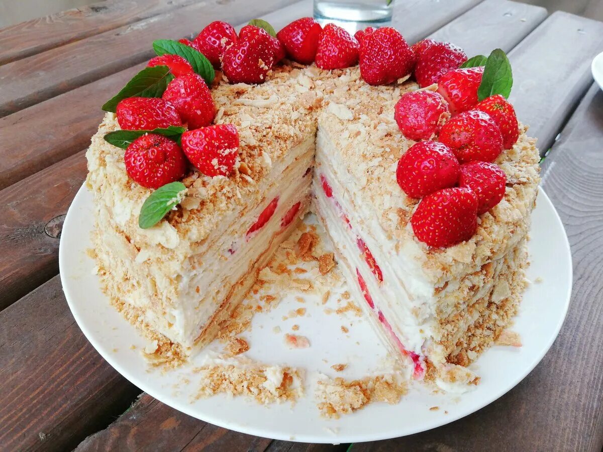 торт наполеон клубничный. украшение торта клубникой. наполеон украшенный клубникой. украшение торта наполеон. торт «наполеон» с клубникой.