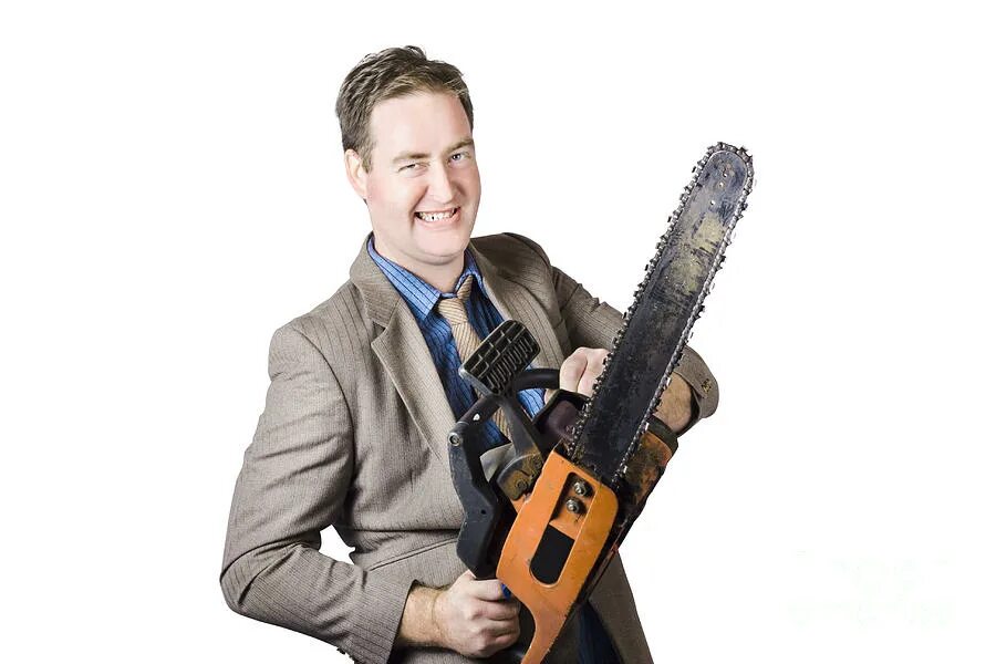 женщина пилит мужчину. смешной садовник. распил дров. жена пилит мужа. смешная ссора.