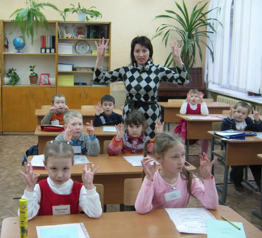 Логопед в школе. Что такое фронтальные занятия в детском саду. Логопедические занятия в школе. Групповые занятия с логопедом. Логопедическая группа в школе