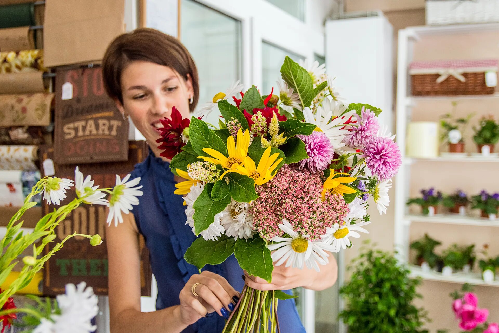 подработка цветы. мастер класс флористика. профессия флорист. дизайнер флорист. садовник с цветами.