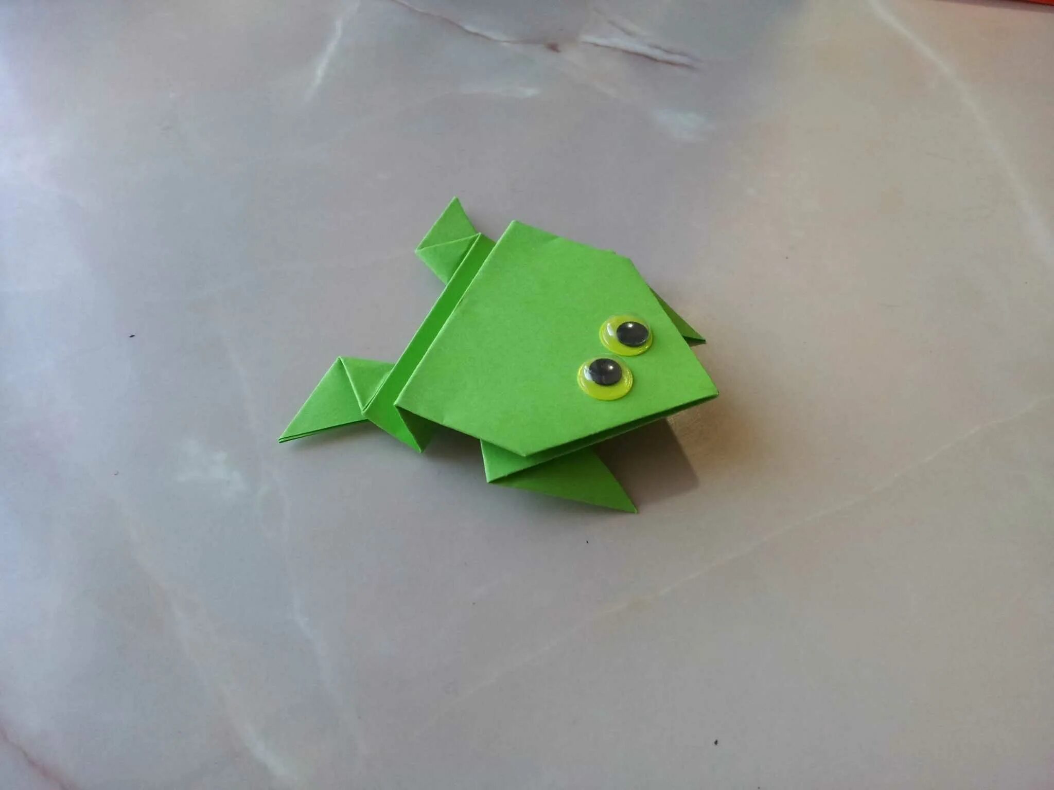 Простые оригами лягушка. Игрушка попрыгушка лягушка из бумаги. Лягушка попрыгушка оригами. Оригами лягушка квакушка из бумаги. Лягушка попрыгушка из бумаги оригами 1 класс.
