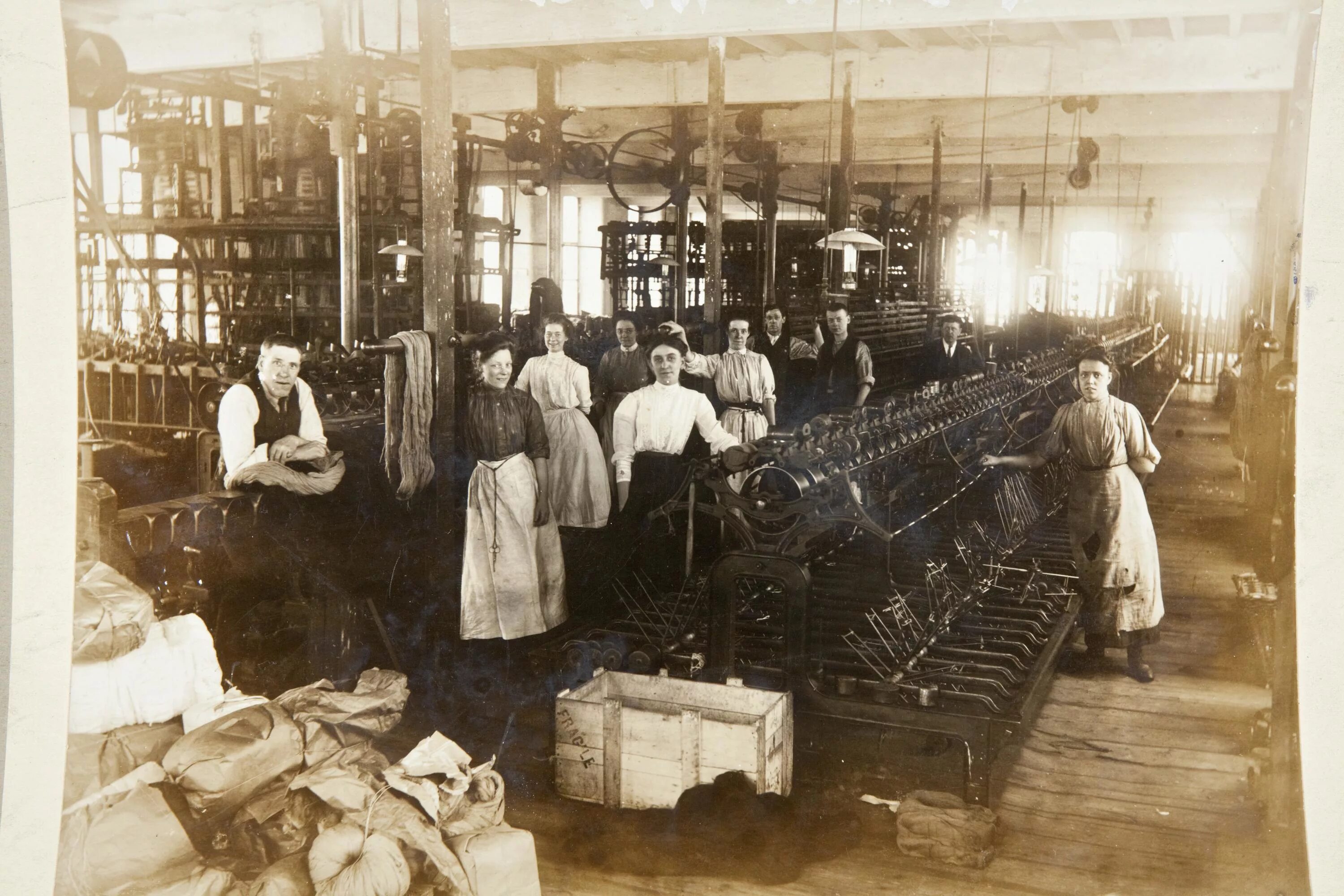 Промышленная революция (1820–1870 годы). Работницы на ткацкой фабрике 19 век Англия. Манчестерские фабрики 19 век. Промышленный переворот в Италии. Фабрика 18 века