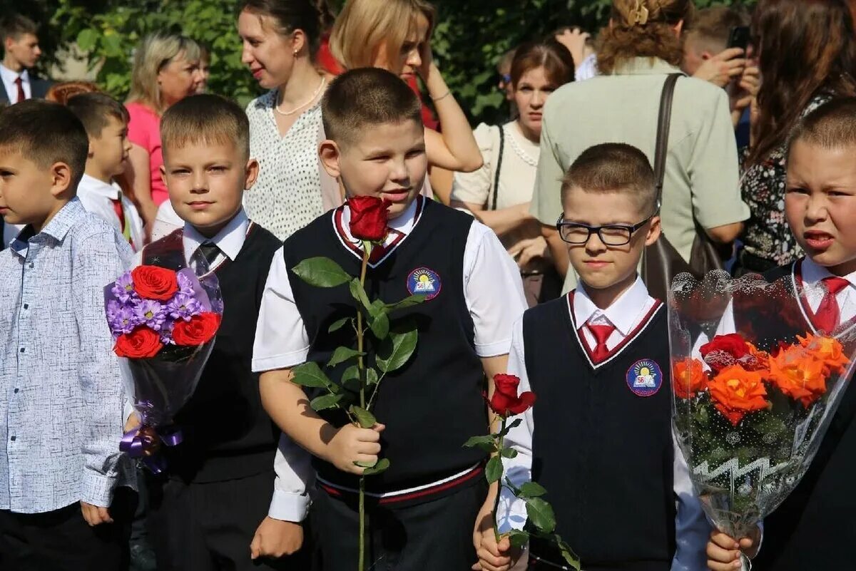 Первое сентября. Школьные каникулы осенние 2022. Дети подходят к школе. Осенние каникулы 2023 для школьников в Новосибирске. Каникулы на 2025 учебный год