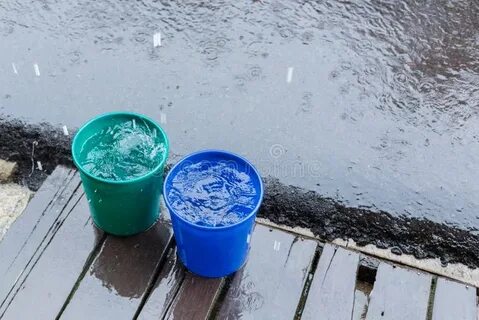 Как набирают воду ведром