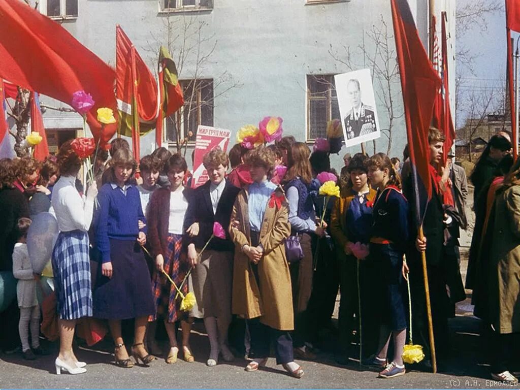 1 мая 80. Первомайская демонстрация в СССР 70е. Первомайская демонстрация в СССР 70е Воронеж. Демонстрация 1 мая в СССР. Демонстрации 70-х годов.