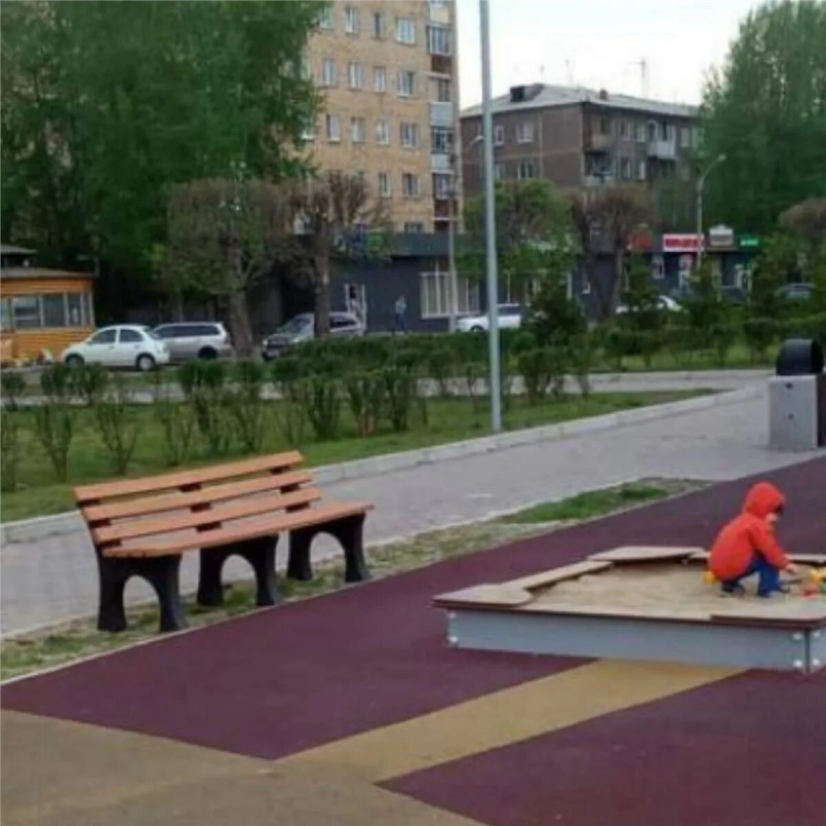 В сквере установили. В сквере установили. Скамейки и урны «грани». Арт сквер челябинск. Сквер по ул октябрьской тамбов.