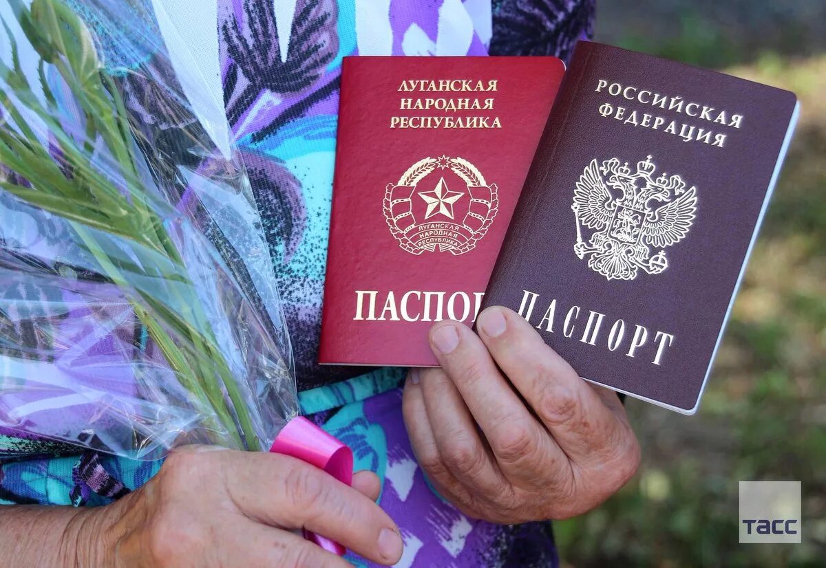 Паспорт лнр гражданство. Вид на жительство украина. Как получить паспорт рф. Хохол с российским паспортом. Украинский и российский паспорт.