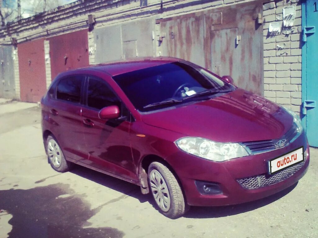 Хэтчбек 13. Chery very a13. Chery a13 цвет гранат. Chery very a13 капот красный. Chery very a13 с тонированными фарами.