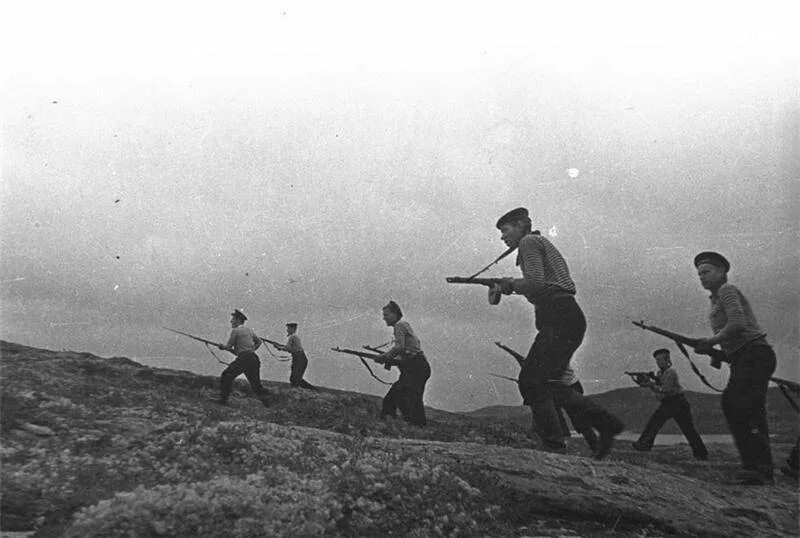 U. Евпатория морской десант 1942. Морпехи драка. Показательные выступления спецназа. Солдаты морской пехоты.