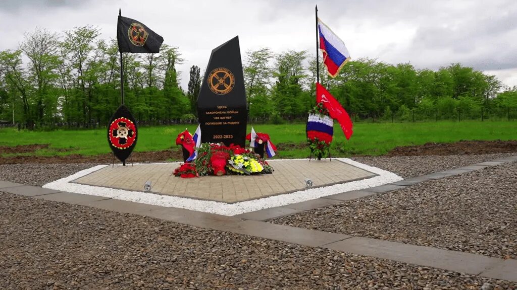 Кладбище павших воинов "вагнера". Памятники погибшим вагнерам. Кладбище вагнер николаевка самара. Открыли памятник. Памятники погибшим вагнерам.
