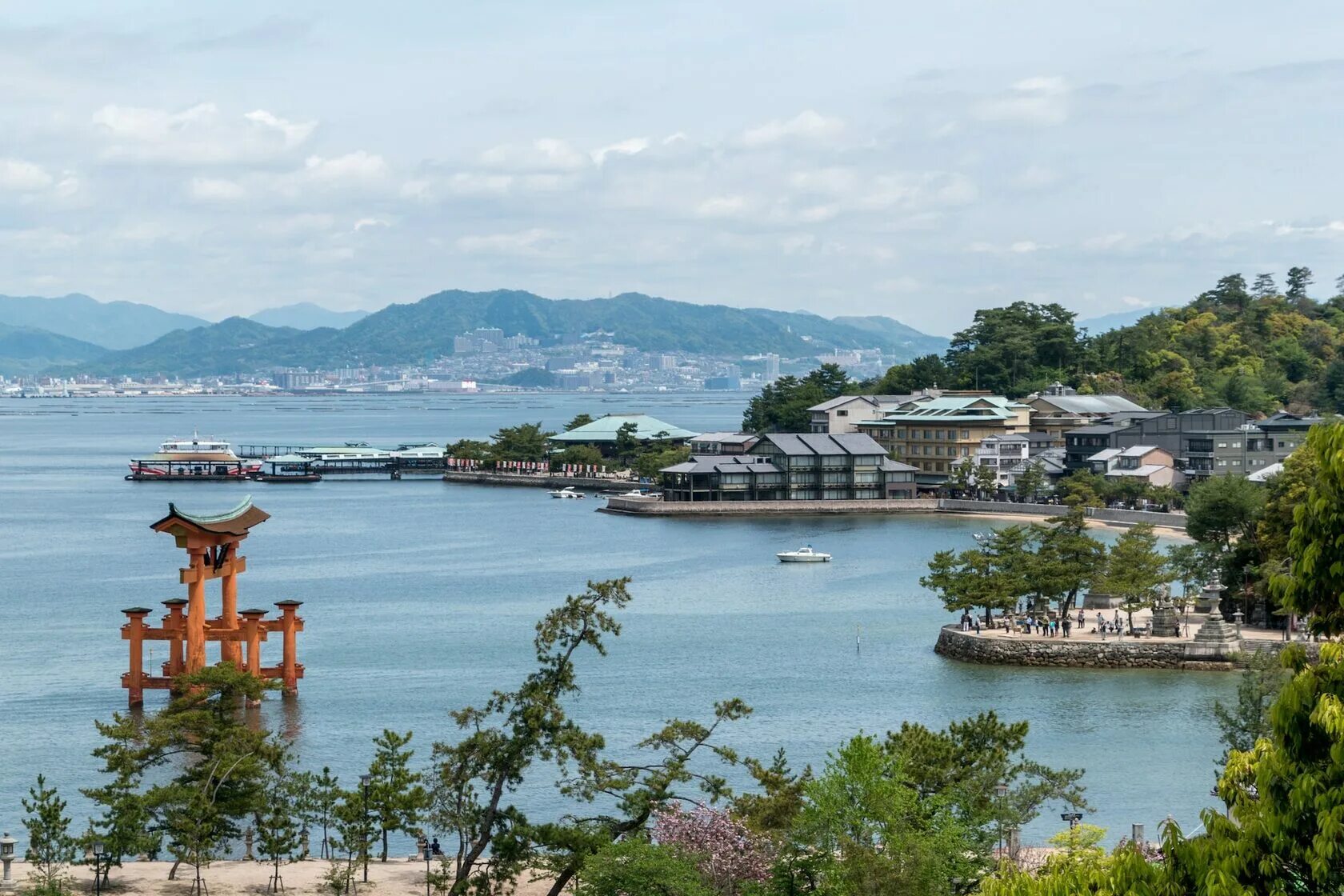 Поездка в японию 2024. Миядзима остров Японии. Остров Ицукусима. Miyajima, Hiroshima. Замок Хиросима, Япония.