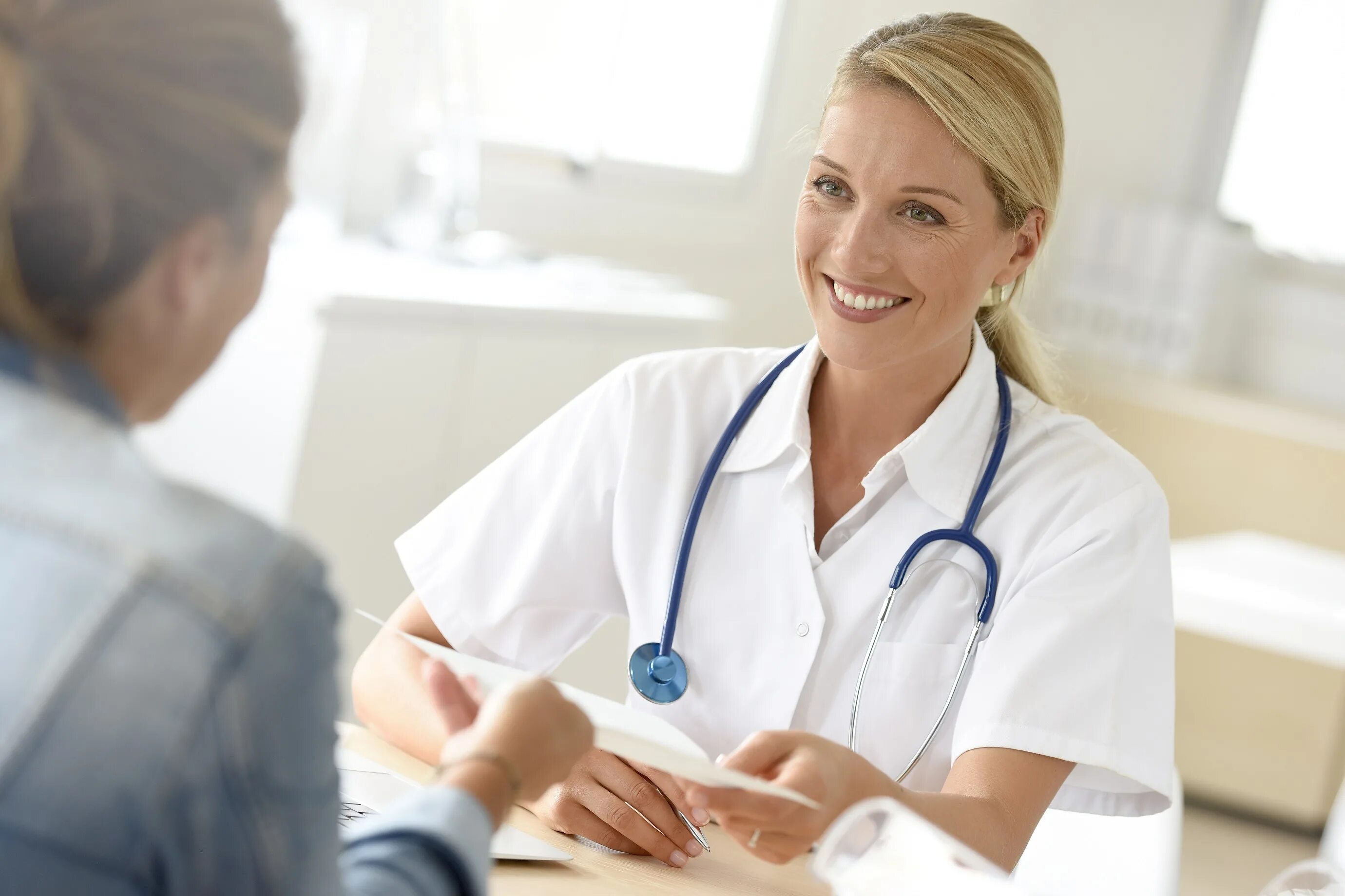 Осмотр врача. Посещение врача. Довольный пациент. Медицинский представитель фармацевтической компании. Поход к врачу.