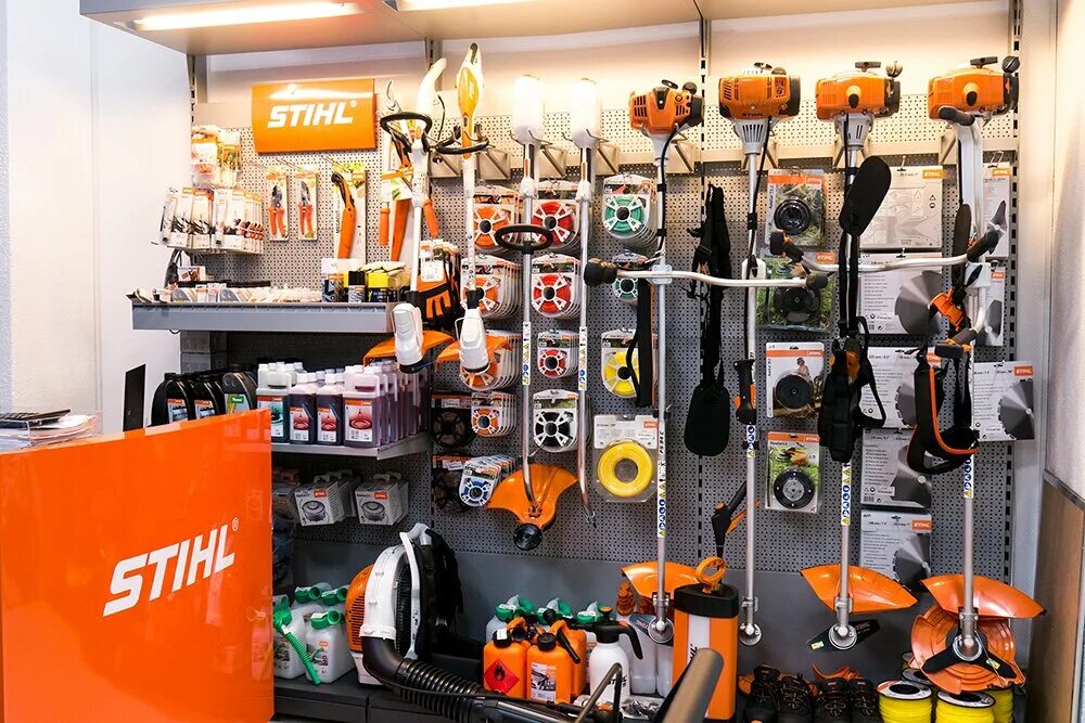 Магазин штиль запчасти. Электроинструмент Stihl. Витрина бензоинструмент штиль. Шоп система Stihl. Монтажный стенд Stihl.