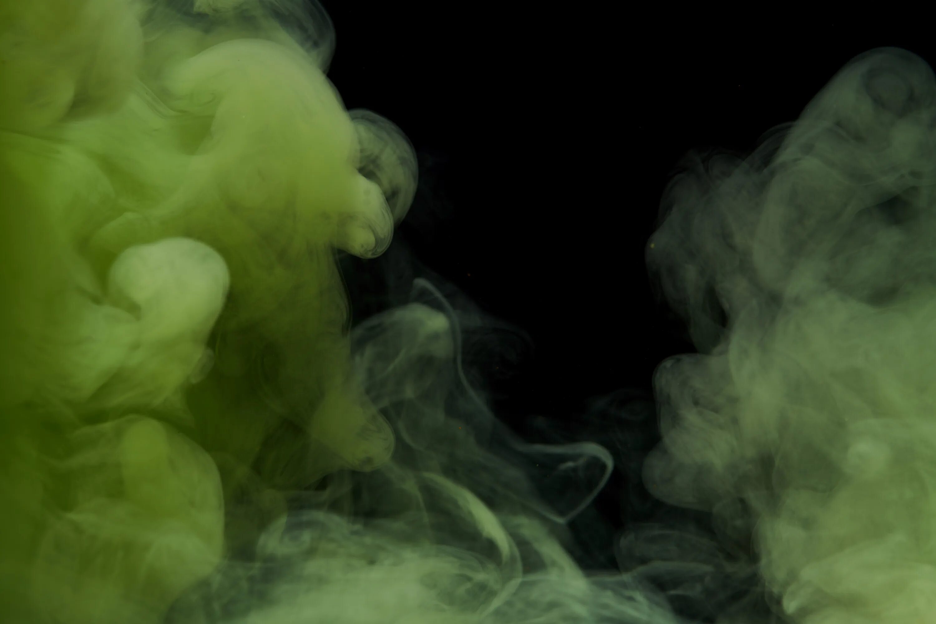 Зеленый дым. Оливковый дым. Дым на черном фоне. Фон дым. Зеленые воды в легких