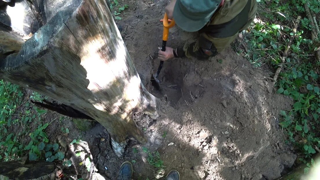 Схрон в лесу. Схрон выживальщика в лесу. Емкость для схрона в лесу. Места закладок в лесу. Тайник в лесу.