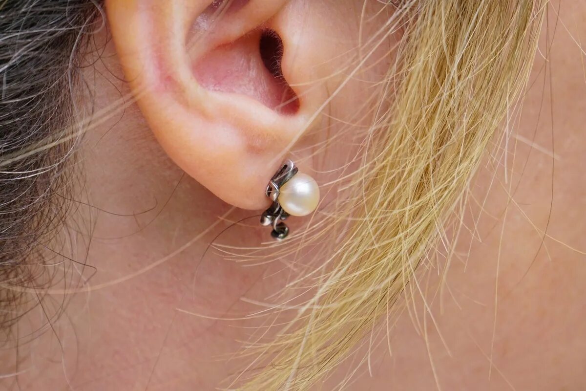 Гвоздики которыми прокалывают уши. Серьги пусеты медицинские. Медицинские серьги после прокола. Как вытащить сережку из уха. Как снять серьгу гвоздик.