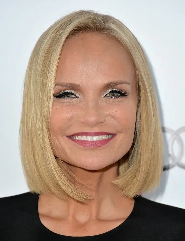 Kristin Chenoweth. Шарлиз Терон каре. Шарлиз Терон удлиненное каре. Кристин Ченоуэт высокий лоб. Светлые волосы 50 лет