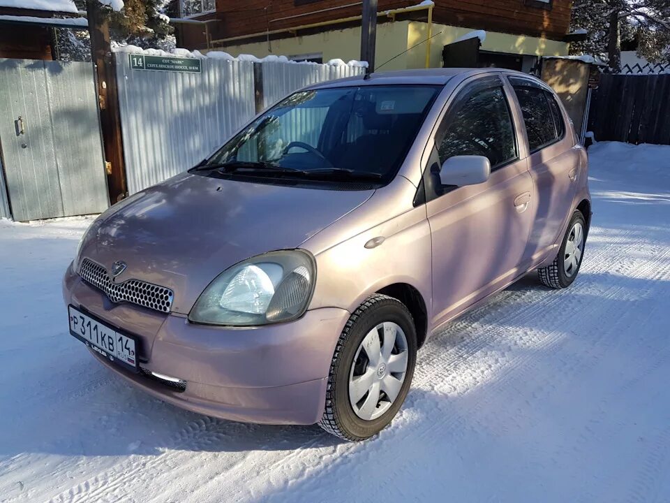 Toyota vitz 2000 года. Toyota Vitz 2001. Тойота Витц 2001г. Витц Тойота Витц 2001. Toyota Vitz 1.0.