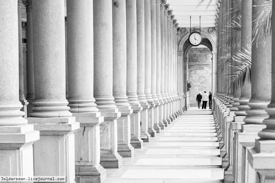 балкон с колоннами и видом на холмы древняя греция. белая колоннада. Stoa портик. колонны фон. колоннада перспектива.