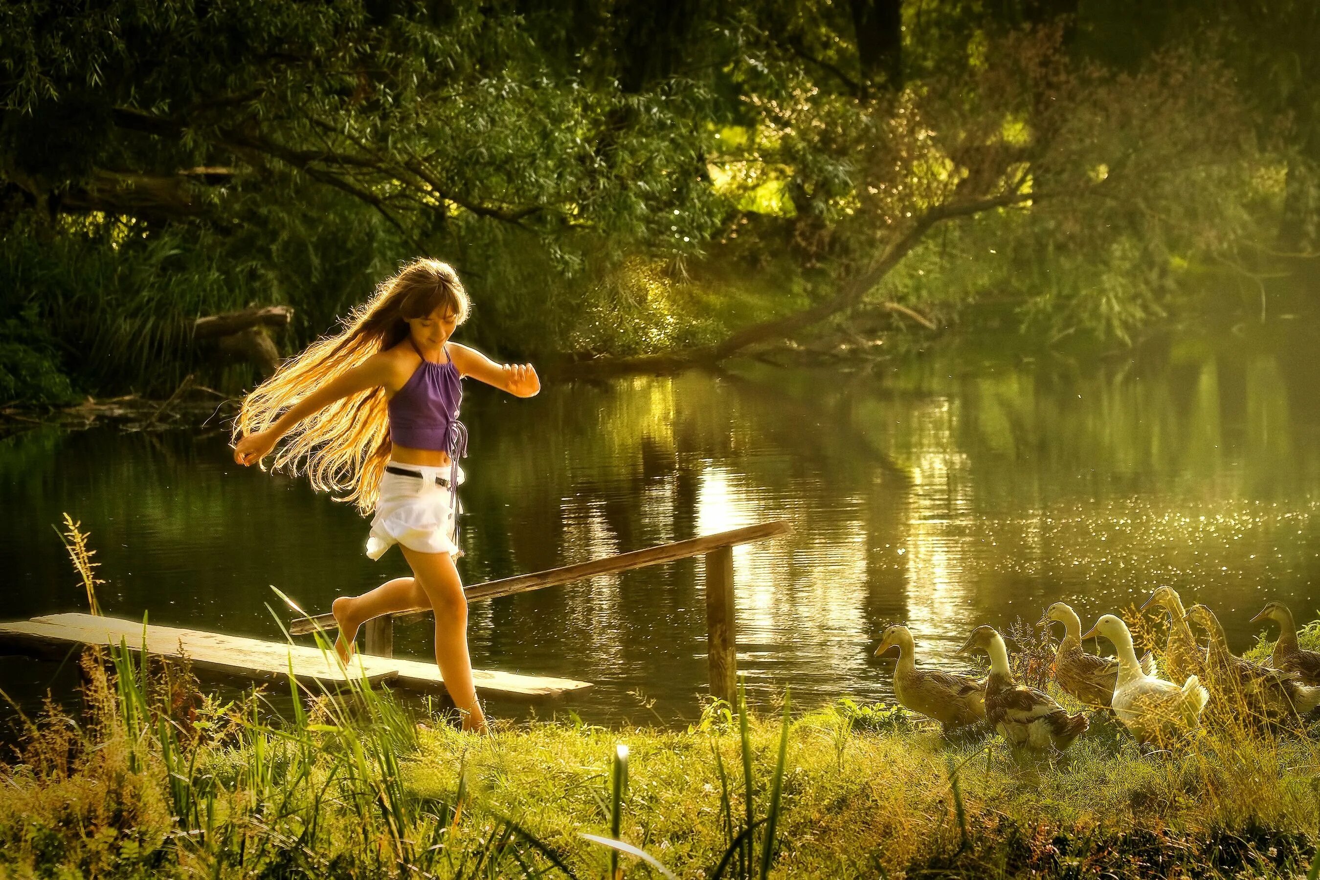 Девочка на природе. Фотосессия летом. Дети на речке в деревне. Летом на речке.