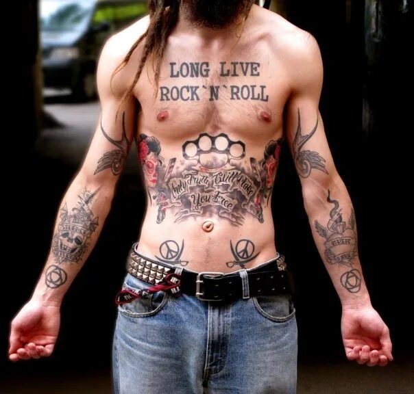 Live n roll. Рок Татуировки. Татуировки на животе мужские надписи. Тату год. Тату надписи на животе мужские.