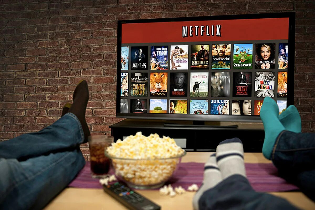 We to watch tv now. Стриминг Нетфликс. Netflix на телевизоре. Телевизор с сериалом. Телевизор с фильмом.