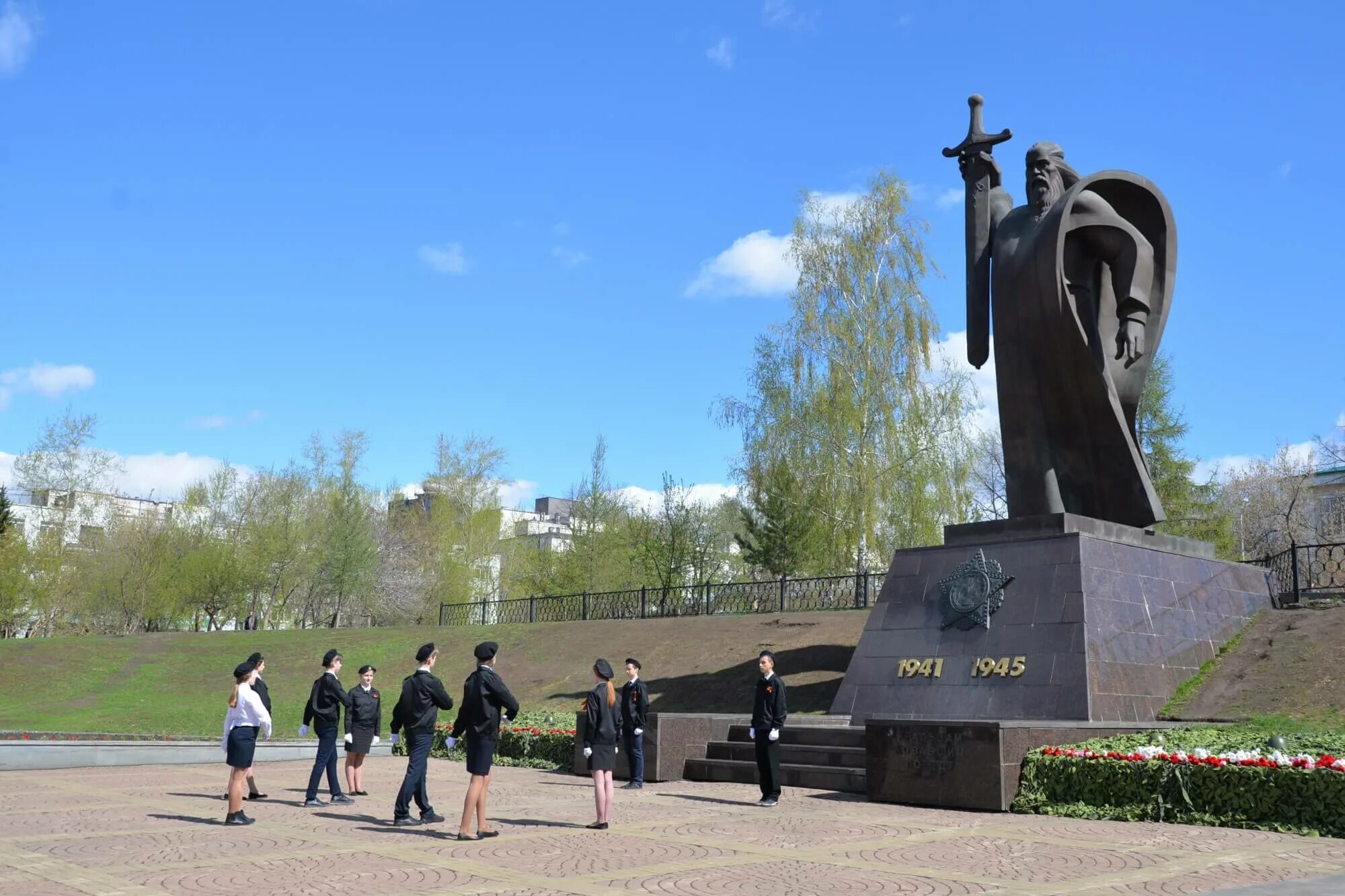 Седой Урал площадь обороны. Памятник седой Урал. Монумент седой Урал в Екатеринбурге. Памятник на площади обороны Екатеринбург.