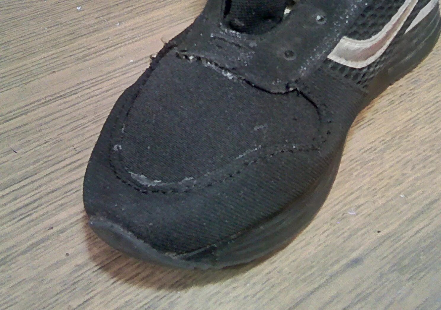 Порванные кроссовки. Кроссовки ремонте. Сетка на кроссовках у подошвы порвалась. Протираются кроссовки на большом пальце ноги.