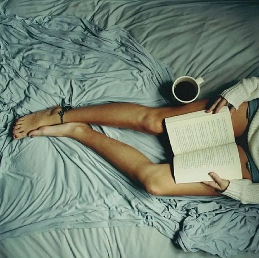 Время проведенное с книгой. Девушка с книгой. Девушка с книгой на кровати. Девушка с книгой в руках. Чтение в кровати.