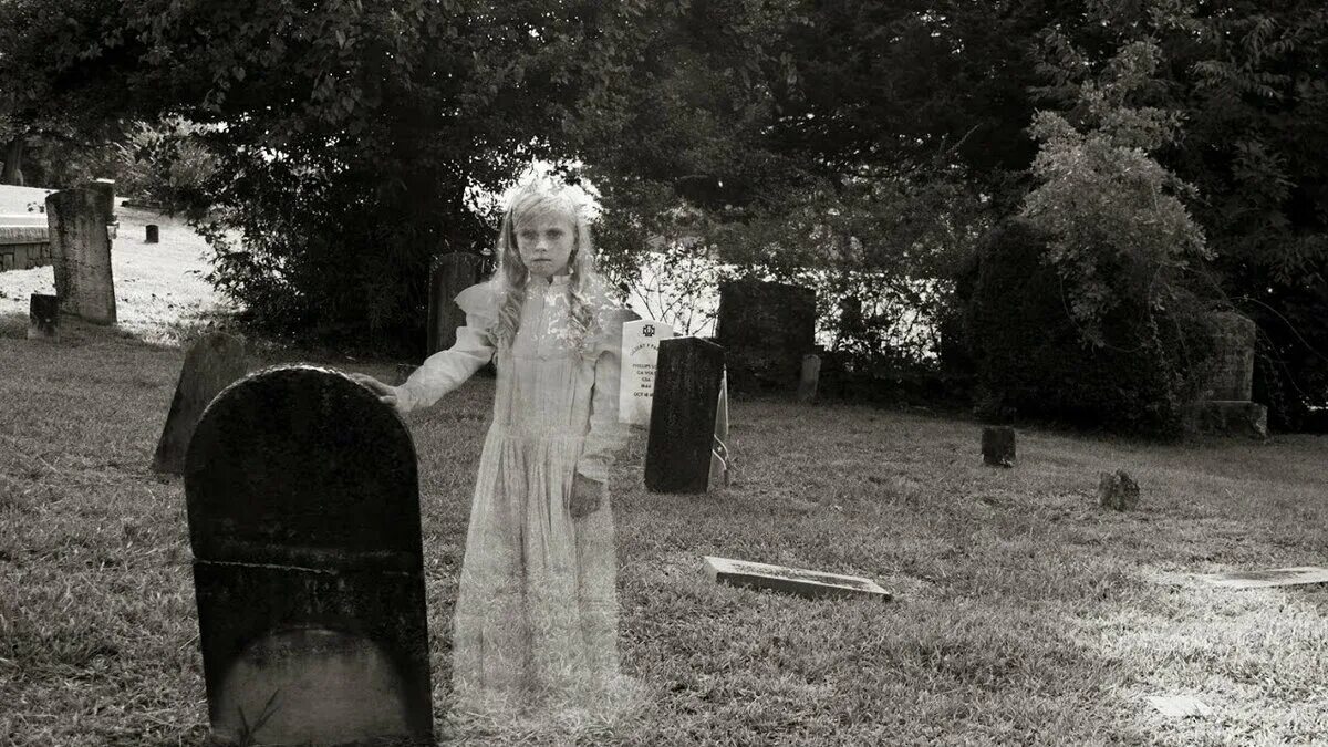 Призрак на кладбище 2009. Призрак старухи на кладбище. История произошедшая ночью