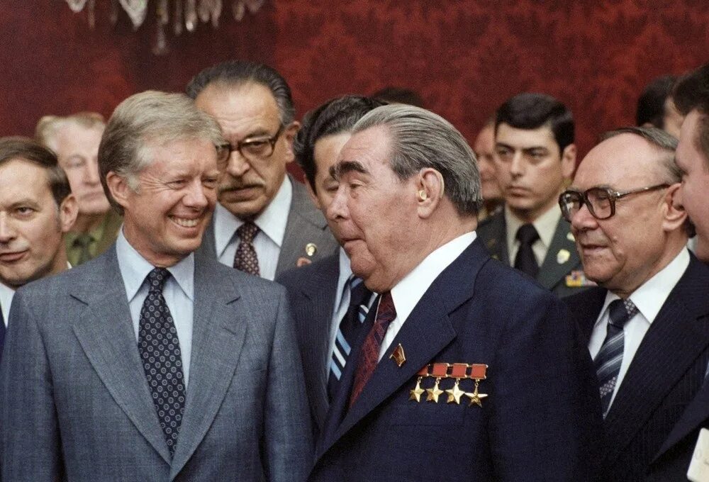 Договор об ограничении осв 2. Джимми Картер и Брежнев. Брежнев и Картер подписание осв 2.