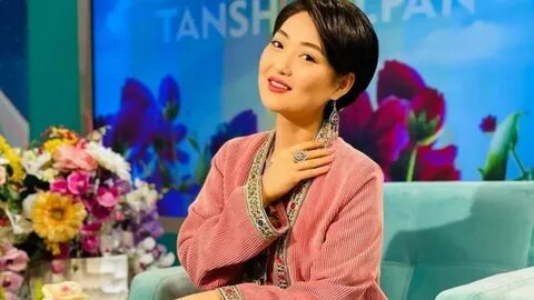 Бір қыз жігітіне қолдан минет жасайды