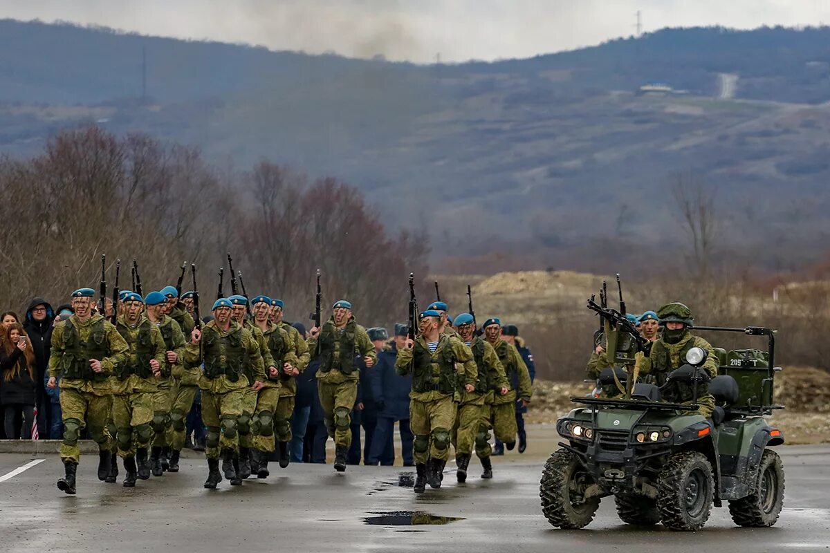 Южного военного. Парк Патриот Новороссийск. Показательные учения ВДВ. ВДВ учения Новороссийск. Парк Патриот показательные выступления.