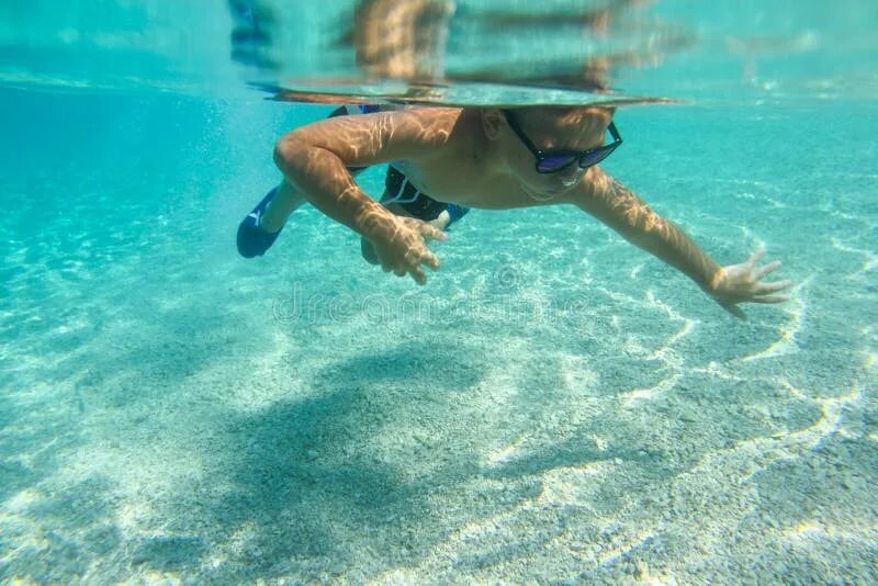 Мальчик плавает под водой. Boys underwater. Boys underwater. Boys underwater. Boys underwater.
