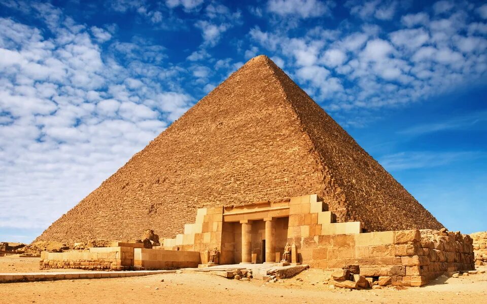 Постройки древности. Пирамида Хеопса древний Египет. Пирамида Хуфу Египет. Пирамида Хеопса Каир. Пирамида Хуфу (Хеопса) в Египте.
