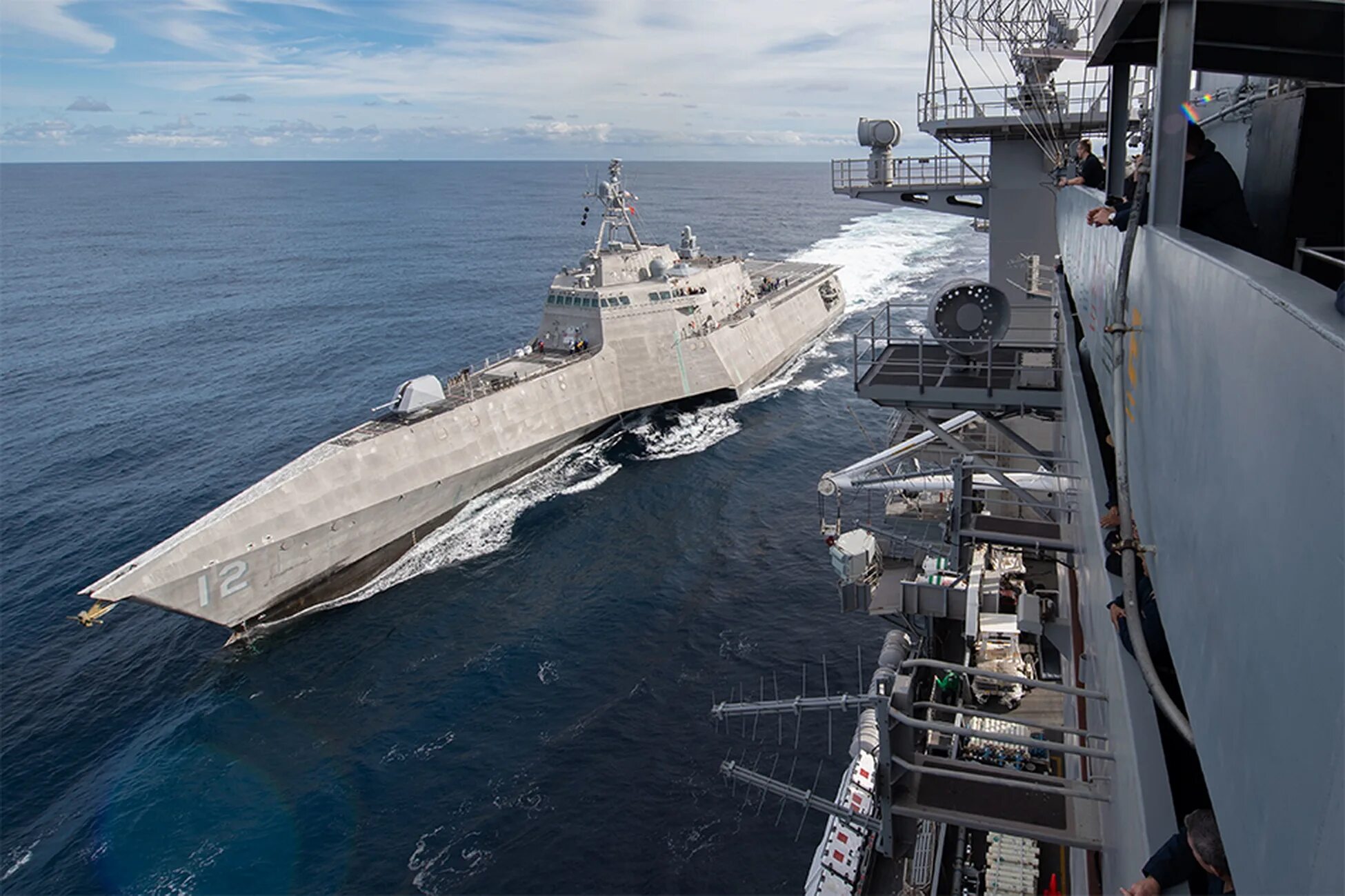 Корабль ВМС США USS LCS-2. Корабль ВМС США USS Roosevelt.. Эсминец вертолетоносец Хьюга. Корабль стелс ВМФ США.