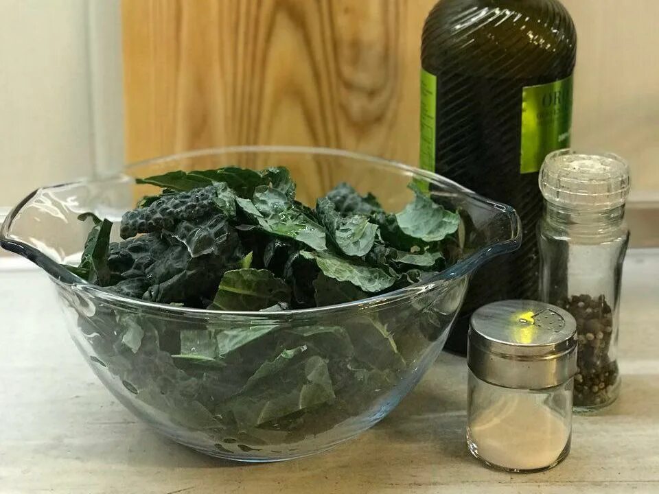 Чипсы кейл. Чипсы из кейл. чипсы из капусты. жареный кейл.