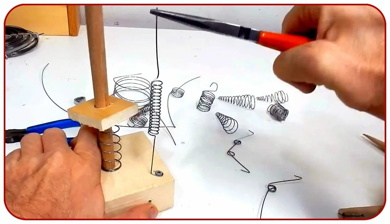 Пружинка своими руками. Приспособление из проволоки. Пружина из проволоки своими руками. Намотка пружин. Приспособление для наматывание пружины.