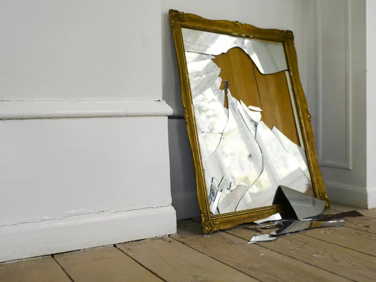 Разбитое зеркало. Сломанное зеркало. Разбитые зеркала. Разбить зеркало.