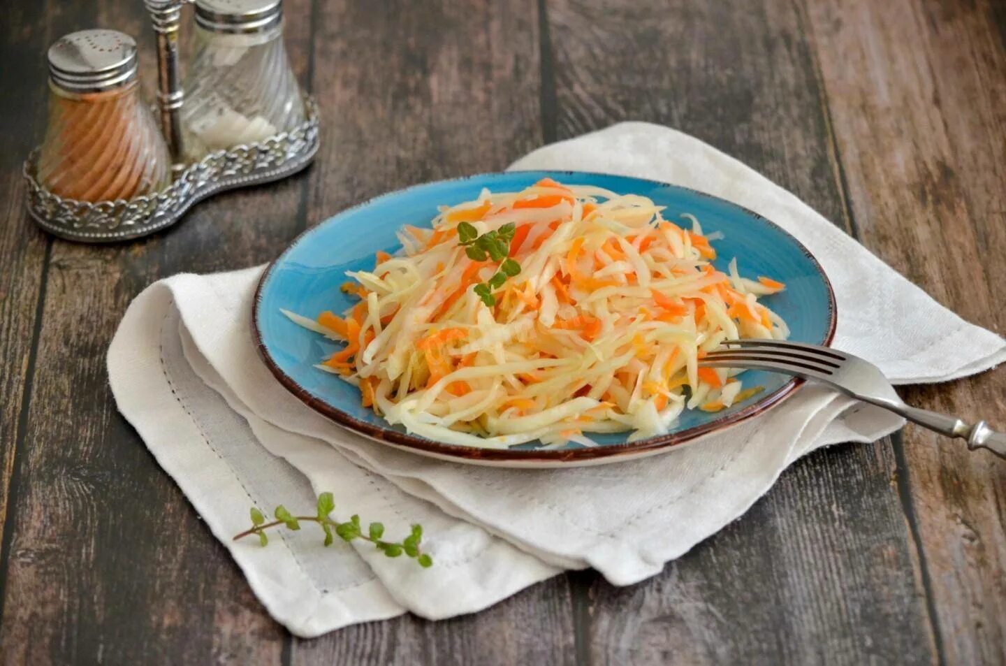 Салат витаминный. Салат с капустой и морковью. Салмт тзсаежей капусты. Капустный салат с морковью.