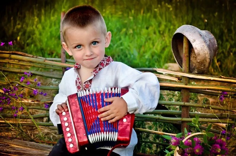 Владимирский музыкальный рожок. Дети и гармонист в деревне. Гусляры в древней руси садко. Народные инструменты исполнили русскую песню. Какие песни танцы и народные музыкальные инструменты ты знаешь.