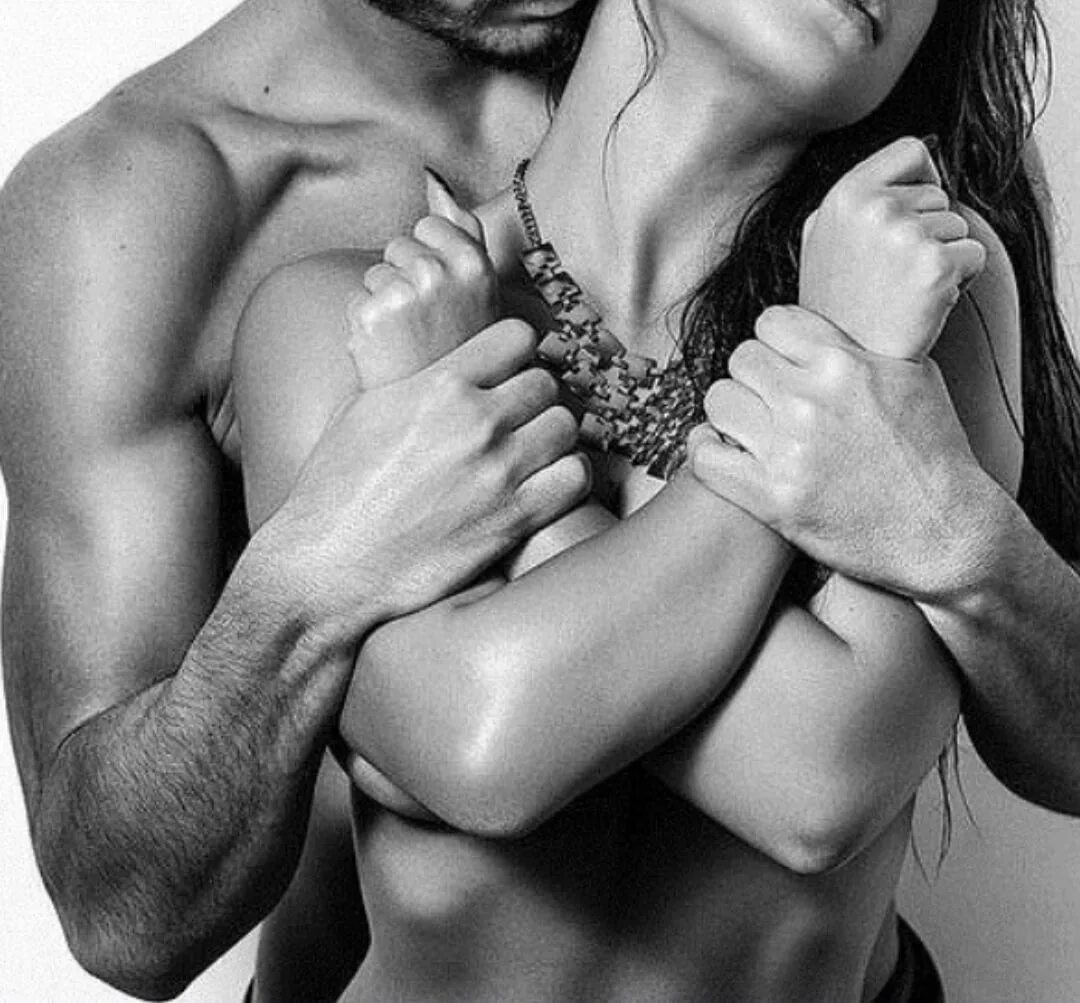 Женский мужчина красивый. Сильная страсть. Мужчина обнимает женщину сзади. Сильные мужские руки обнимают девушку. Сильный мужчина обнимает женщину.
