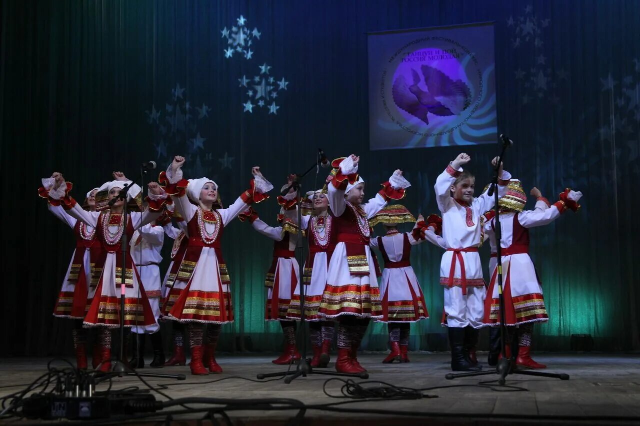 Колорит национальной музыки. Колорит национальной музыки. Национальный колорит россии. Ансамбль танца ивушка воронеж. Русский колорит ансамбль.