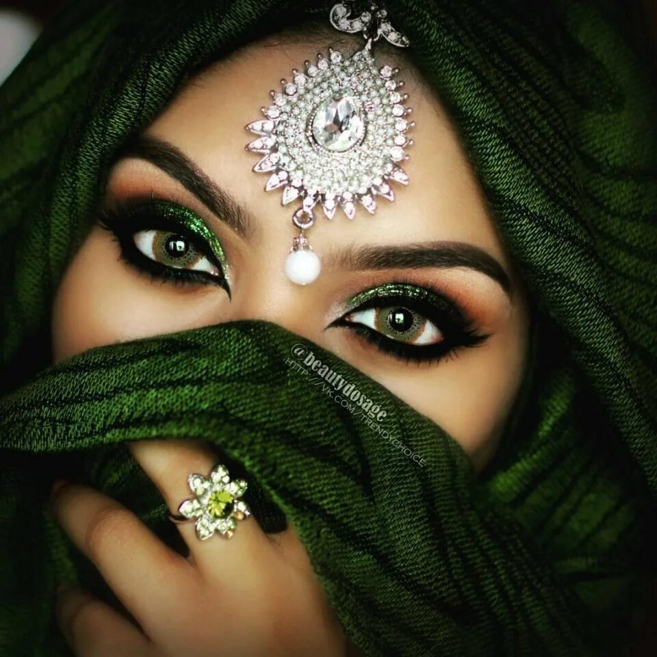 Восточно арабская музыка. Восточный макияж глаз Жади. Восточные глаза.